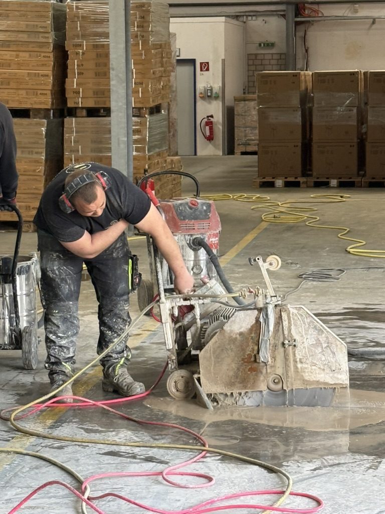 Fugenschneiden im Hallenboden