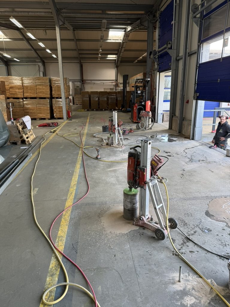 Mehrere Bohrständer in Industriehalle