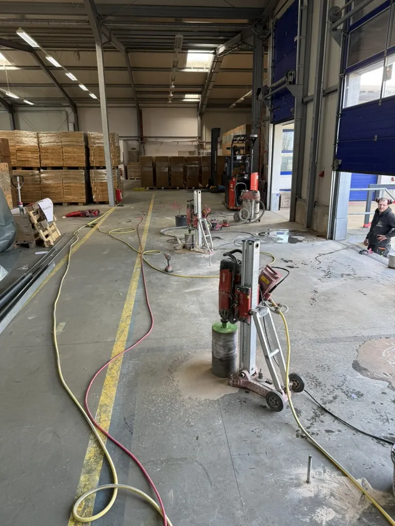 Mehrere Bohrständer in Industriehalle