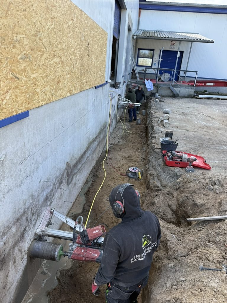 Mitarbeiter bohrt mit Kernbohrgerät