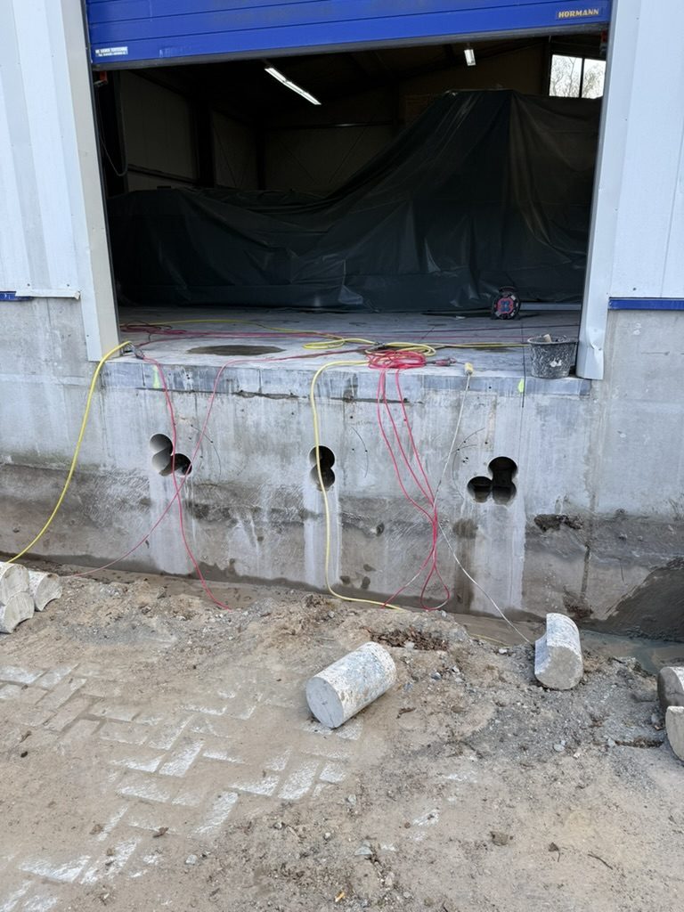 Drei fertige Kernbohrungen in Betonwand