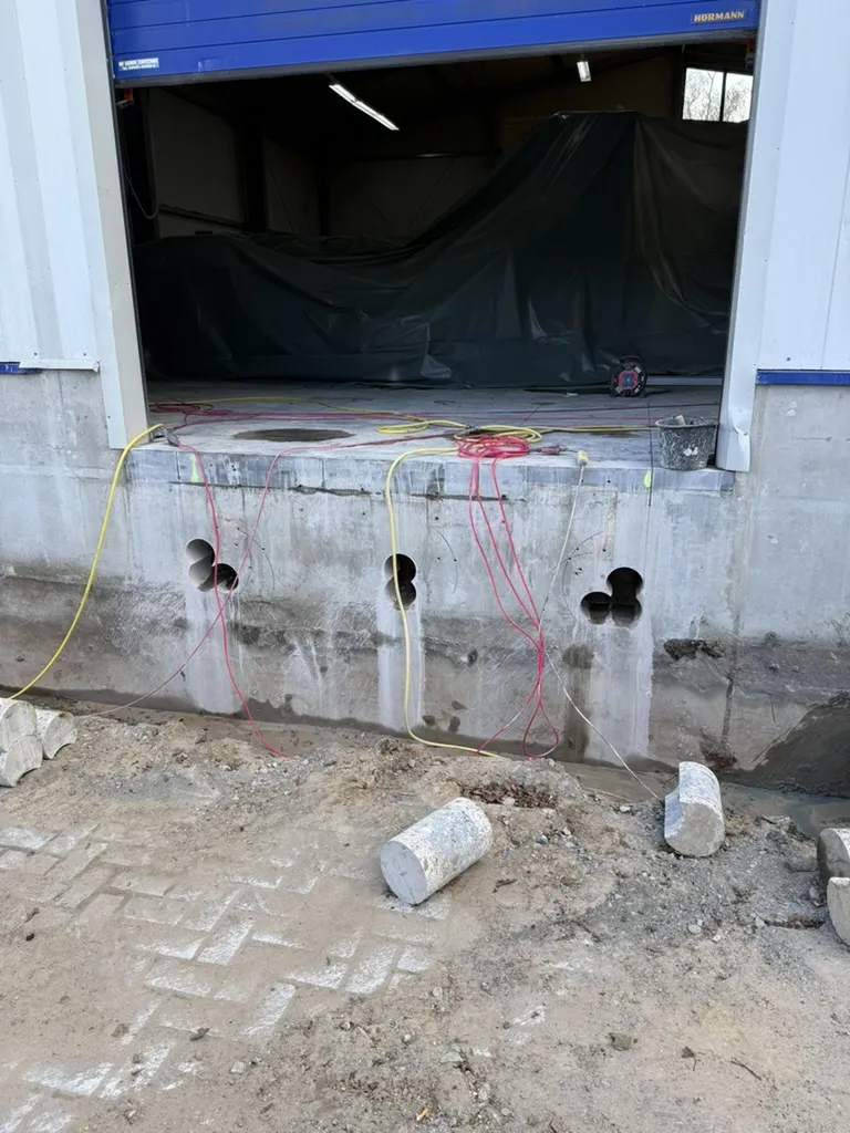 Drei fertige Kernbohrungen in Betonwand
