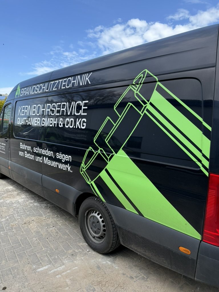 KDQ Firmenwagen mit Logo