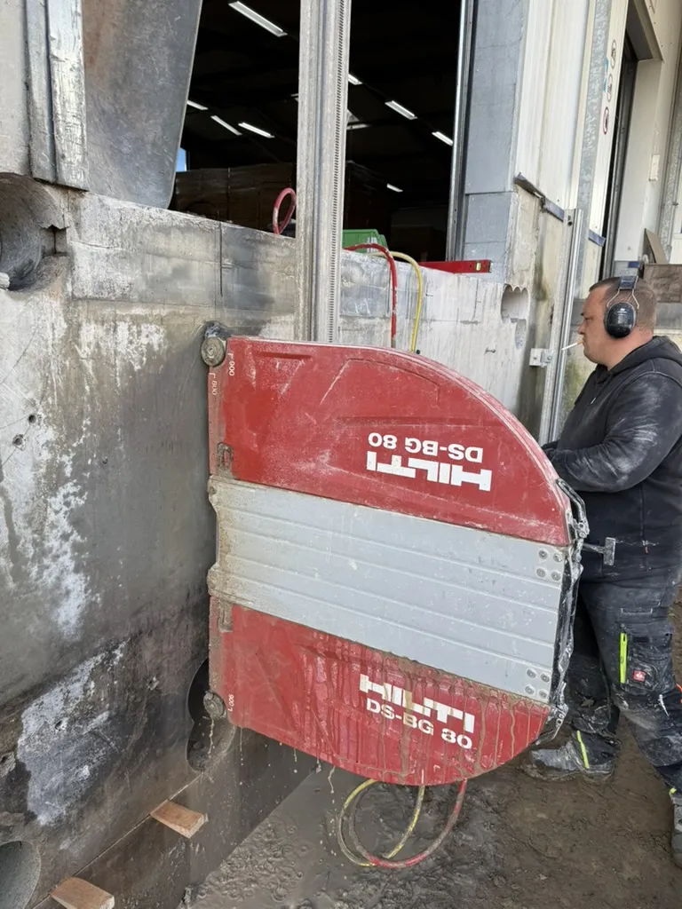 Hilti DS-BG 80 Wandsäge im Einsatz