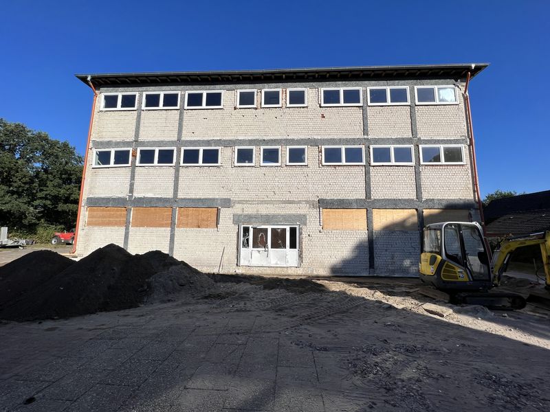 Gebäudeansicht mit neuen Fensteröffnungen